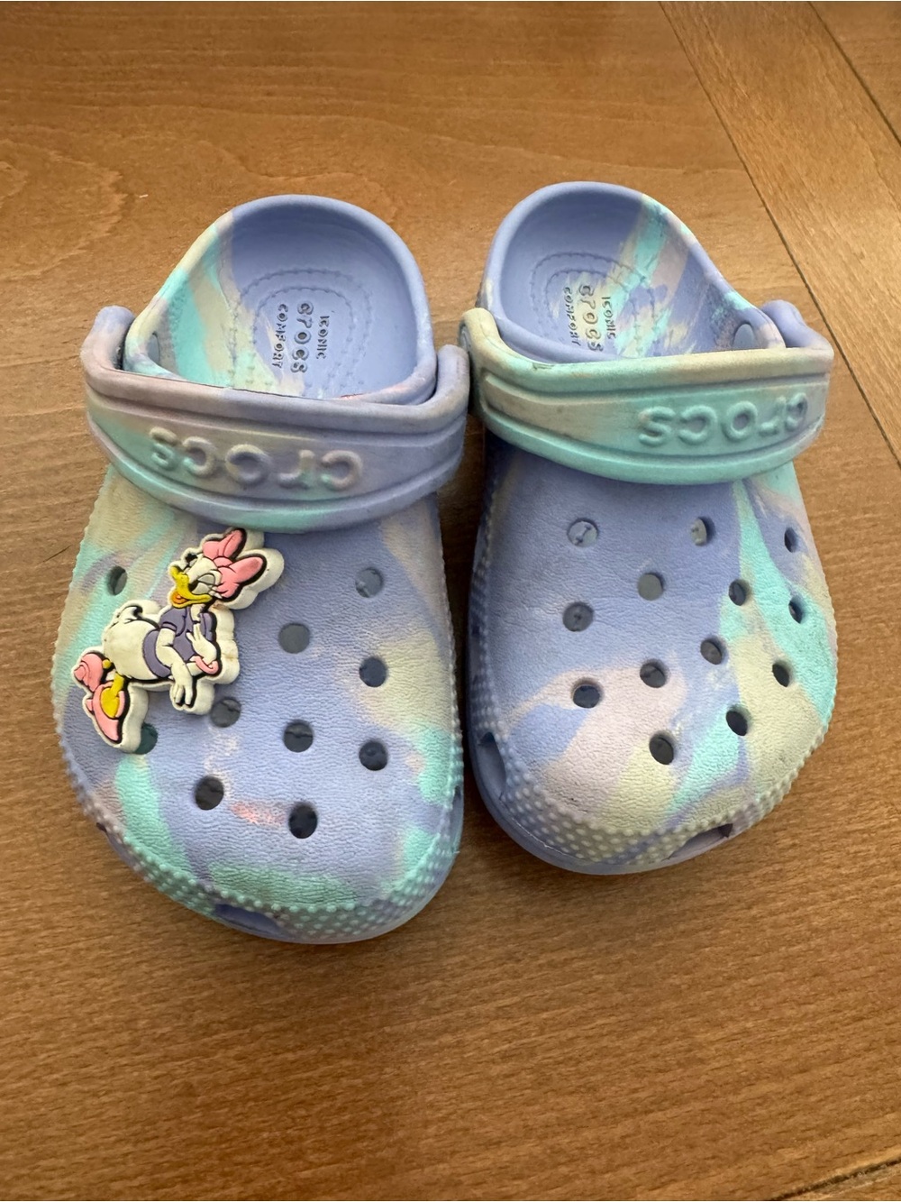 Used CROCS Kids' Tie-Dye Clog in Lavender and Aqua with Daisy Jibbitz Size 8c
